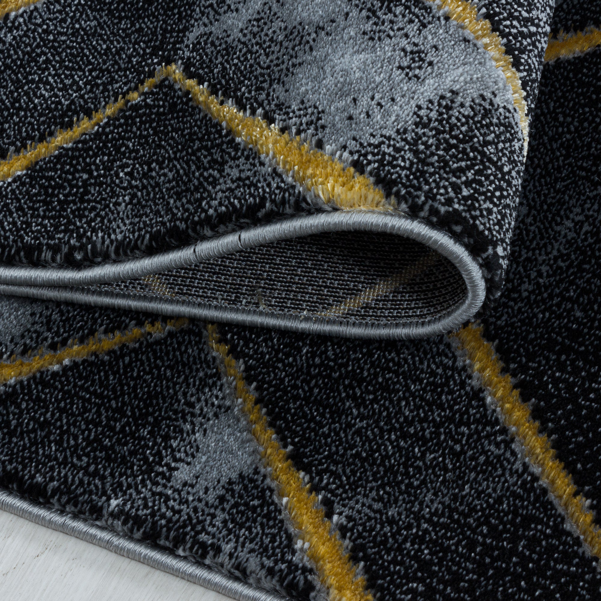 Kurzflor Design Teppich Wohnzimmerteppich Dunkel Marmoriert Rauten Karo Gold